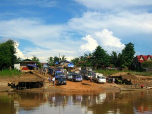 Vervoer in Laos ferry wachtrij