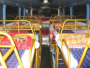 Vervoer in Laos nachtbus binnenkant