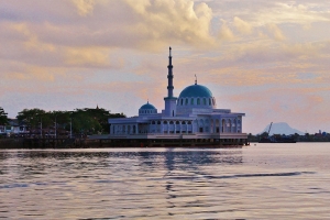 Drijvende moskee in Kuching