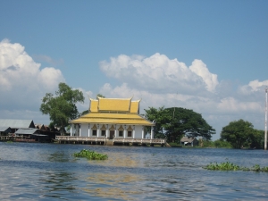 Drijvende tempel op het Tonle Sap meer